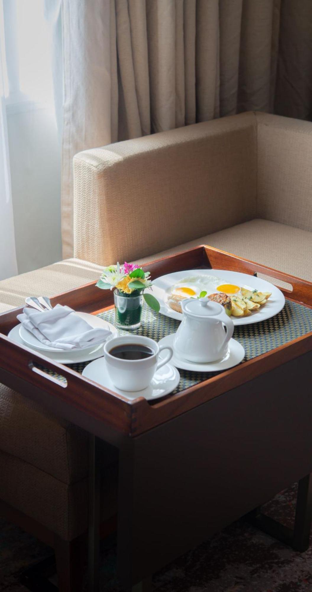 Gumaya Tower Hotel Semarang Buitenkant foto