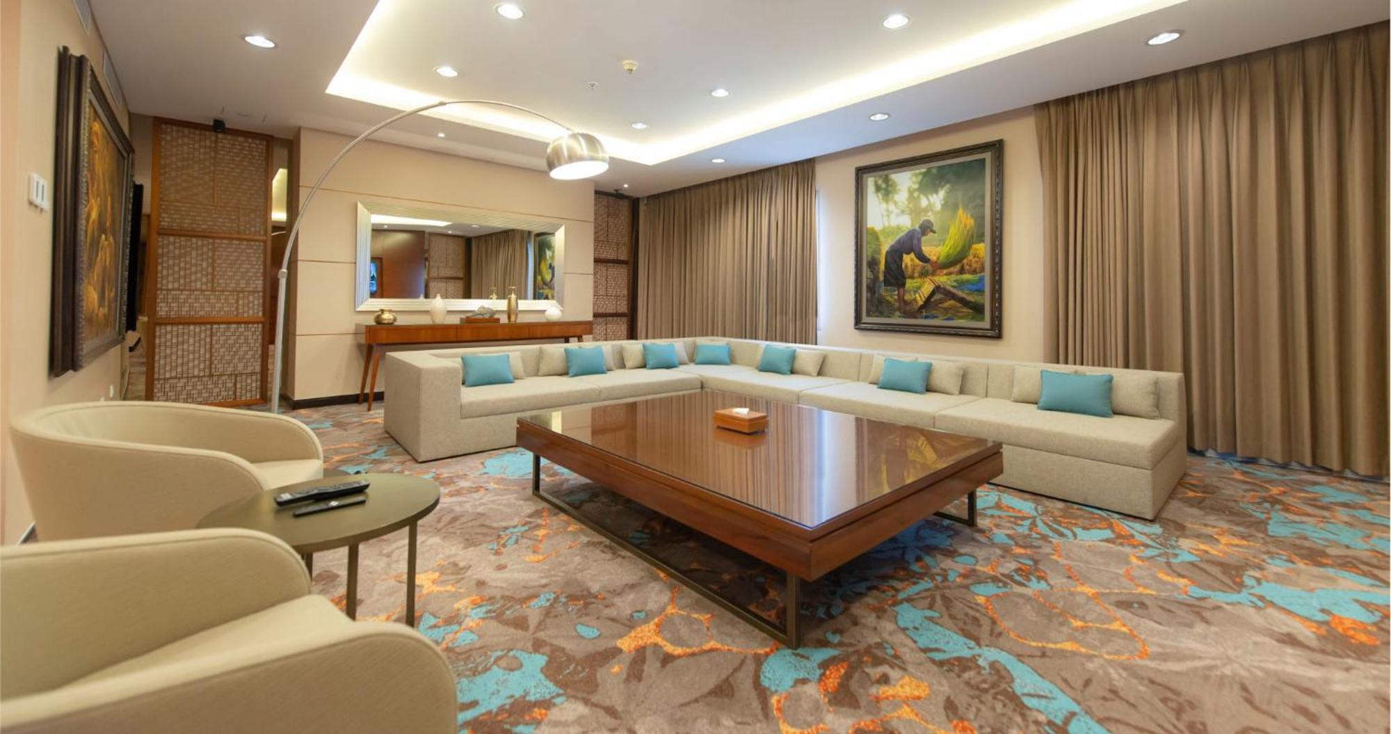 Gumaya Tower Hotel Semarang Buitenkant foto