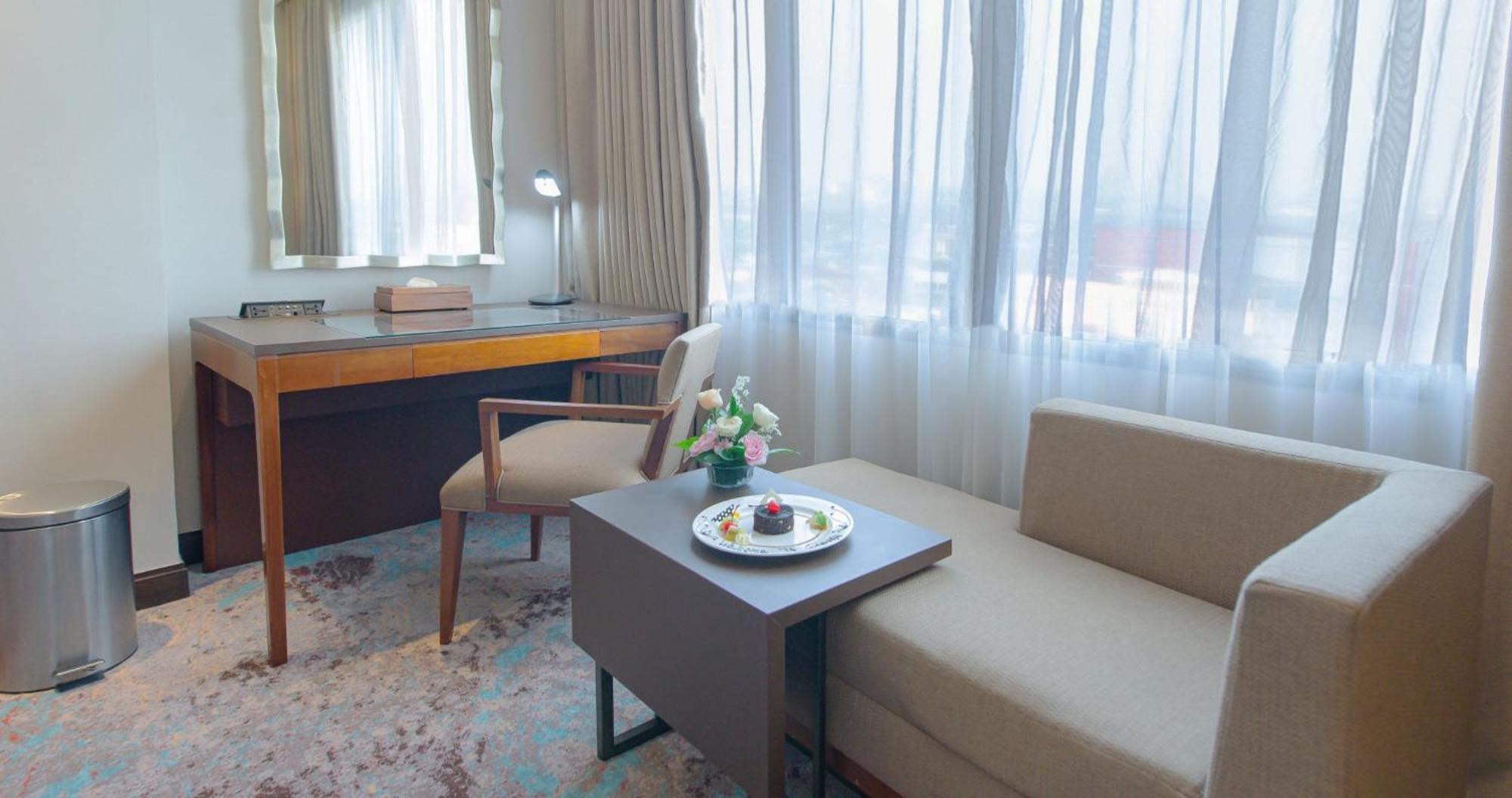Gumaya Tower Hotel Semarang Buitenkant foto