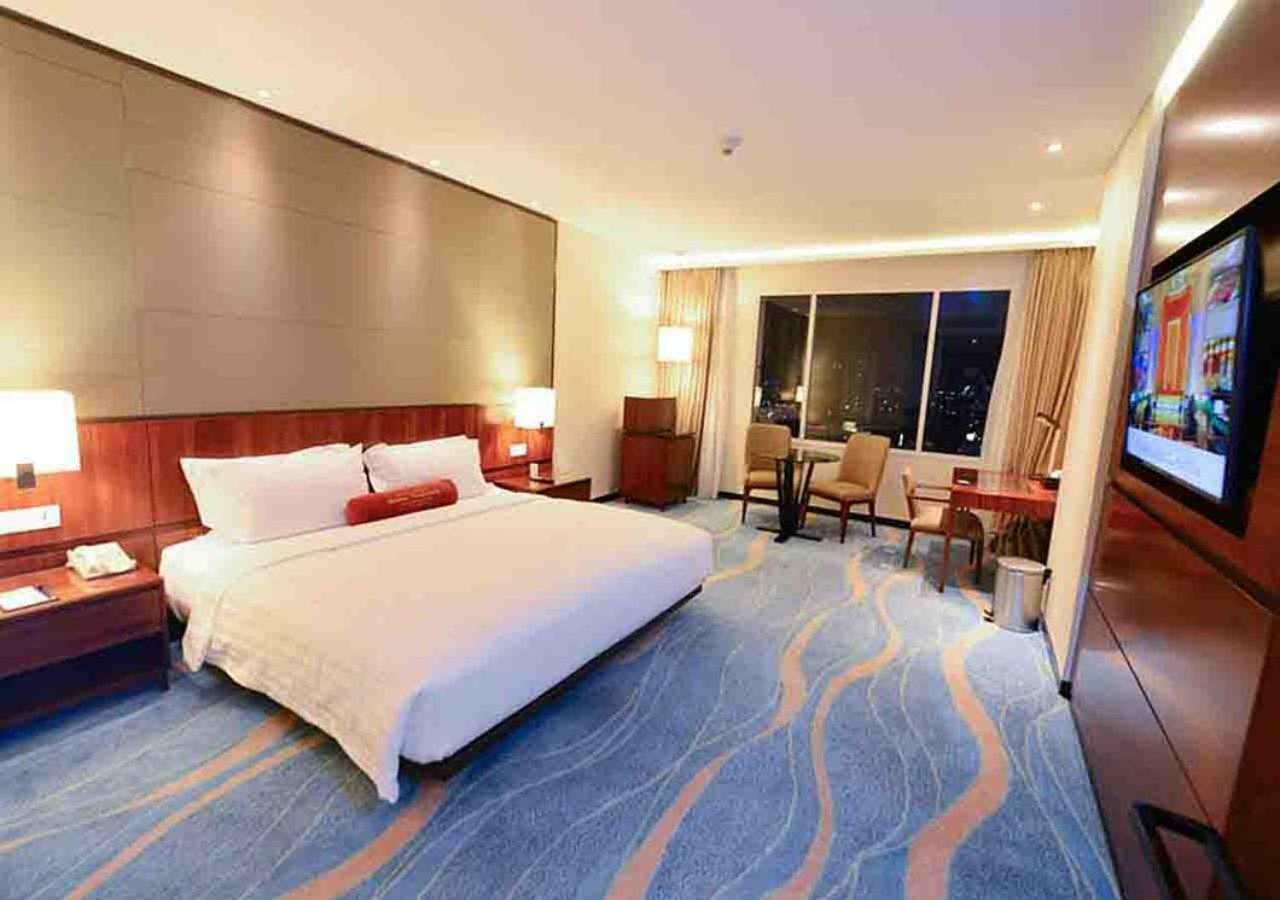 Gumaya Tower Hotel Semarang Buitenkant foto