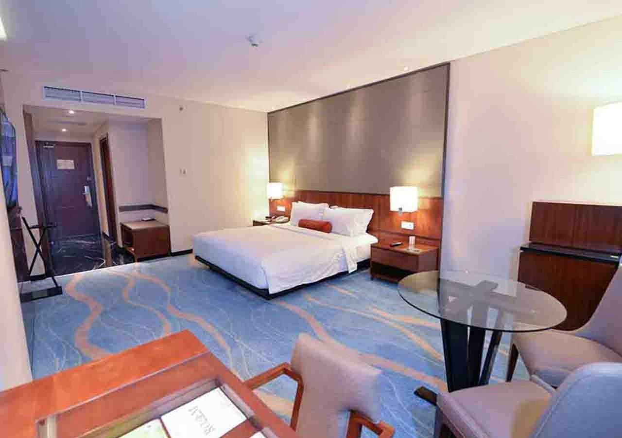 Gumaya Tower Hotel Semarang Buitenkant foto